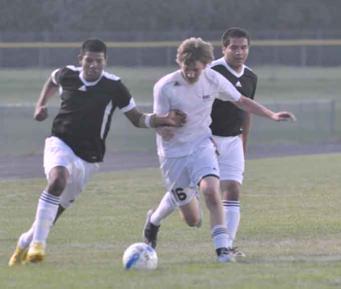 7545_Froelich brings ball 3rd goal